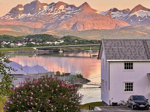 Serene Countryside Holiday Home with Fjord Views and blooming Gardens in Tverlandet