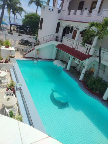 White & Yellow Castle Hotel and Resort, Calatagan (фото 4)