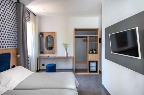 Standard Double Room image 10