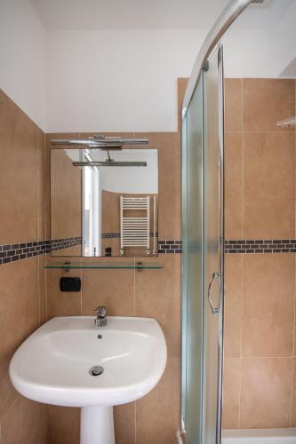 Standard Double Room image 2