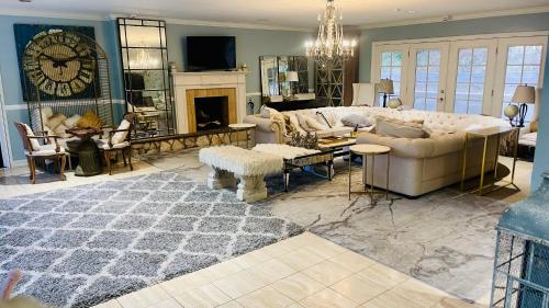 Glamping Cabin Tent Heated View Deck 2Acre Estate - Female Share Indoor - Men Share Outdoor - RG in Encino