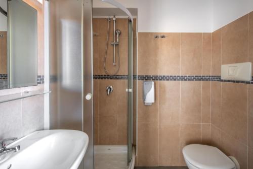 Double Room with Sea View image 4