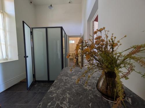 Fürdőszoba, La Lampisterie - Atelier ferroviaire aménagé en bordure de la Voie Verte (La Lampisterie - Atelier ferroviaire amenage en bordure de la Voie Verte) in Saint-Gengoux-le-National