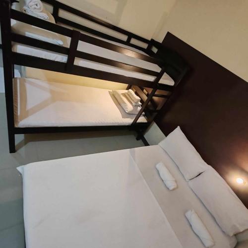 1 double bed, 2 twin beds