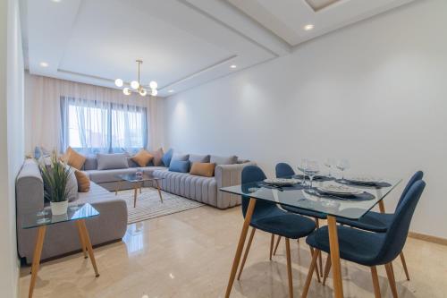Chic Apt in Heart of Agadir, 2BR, AC & Balcony, Sefl CheckIn, Agádir