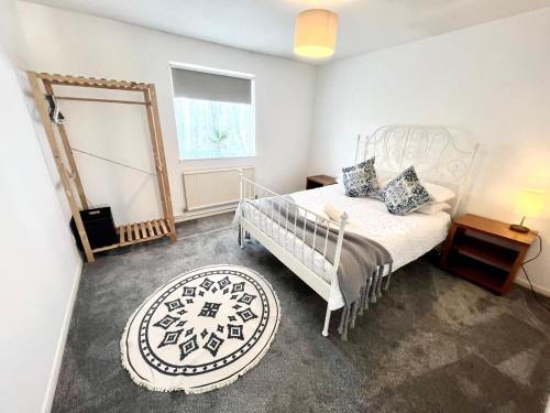 Modern 5 Bedroom House with Parking in Central Milton Keynes