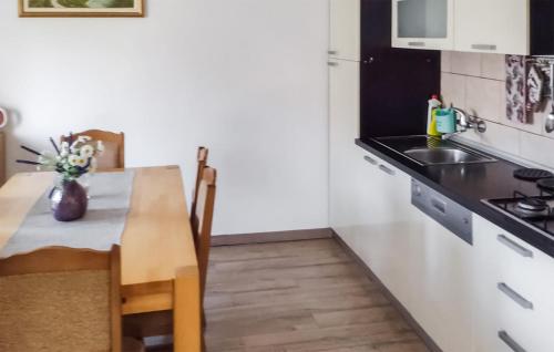 virtuve, Amazing Home In Smoljanac in Smoljanac