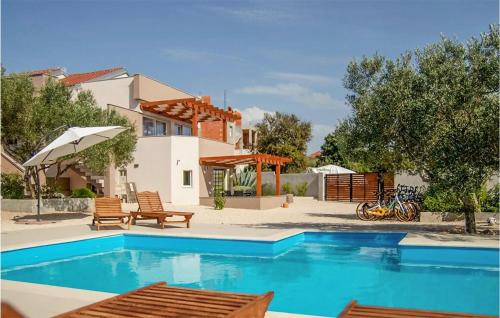 2 Bedroom Cozy Apartment In Bibinje