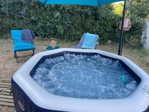 Pezsgőfürdő, Le Mas des Trois Sources - Grand jardin in Gignac