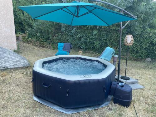 Pezsgőfürdő, Le Mas des Trois Sources - Grand jardin in Gignac