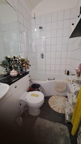 Putney West Hill, spacious with comfy bed Close to bus, London (photo 9)