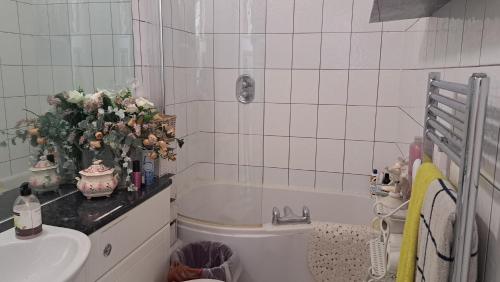 Putney West Hill, spacious with comfy bed Close to bus, London (photo 8)