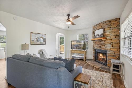 Little Mountain Cabin - 3-Bedroom Retreat with Hot Tub, Fire Pit, Games, and Serene Nature Views near Forbidden Caverns