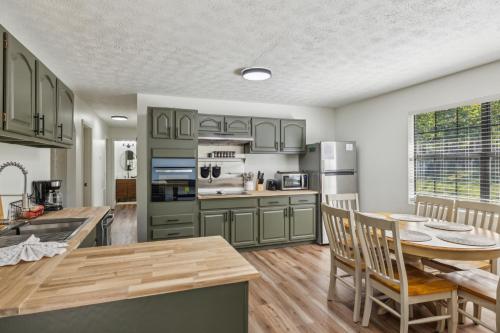 Little Mountain Cabin - 3-Bedroom Retreat with Hot Tub, Fire Pit, Games, and Serene Nature Views near Forbidden Caverns
