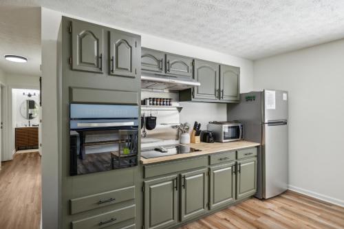 Little Mountain Cabin - 3-Bedroom Retreat with Hot Tub, Fire Pit, Games, and Serene Nature Views near Forbidden Caverns