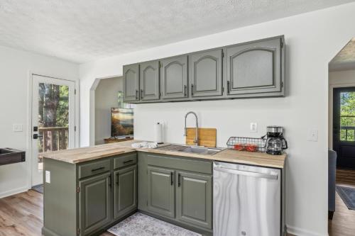 Little Mountain Cabin - 3-Bedroom Retreat with Hot Tub, Fire Pit, Games, and Serene Nature Views near Forbidden Caverns