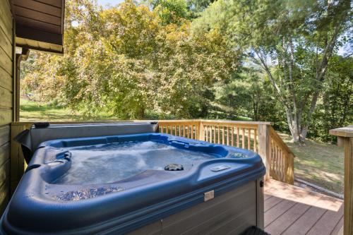 Little Mountain Cabin - 3-Bedroom Retreat with Hot Tub, Fire Pit, Games, and Serene Nature Views near Forbidden Caverns