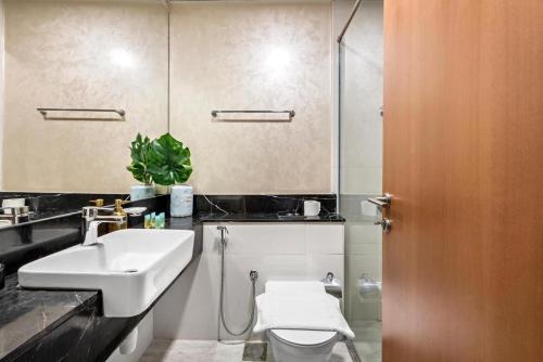 Stylish Furnished Apartment with Burj Khalifa View, High Floor, Dubai (photo 8)