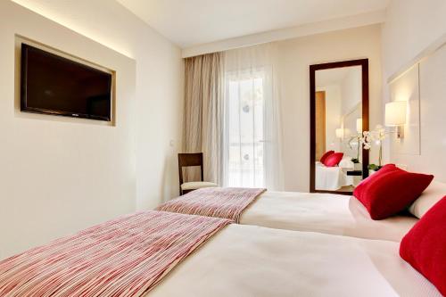 Grupotel Alcudia Suite - image 14