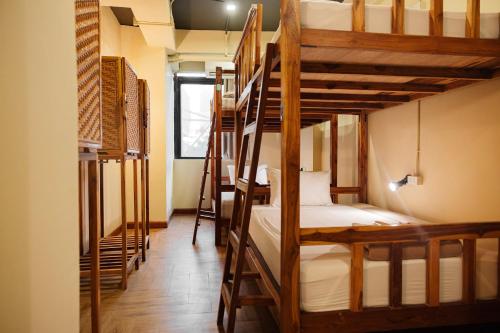 4 queen beds