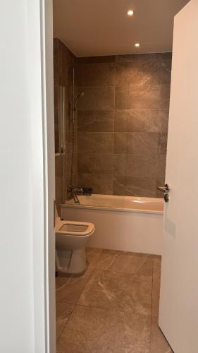 Salford Luxury 2Bed 2Bath Gym Balcony, Manchester (photo 10)
