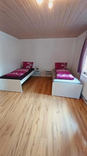 Einfache 2 Zimmer Wohnung mit Parkplatz nur 8 Min nach Bayreuth in Hummeltal