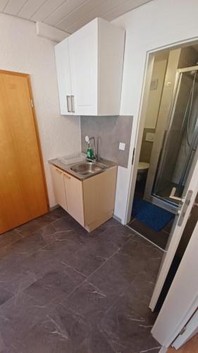 Einfache 2 Zimmer Wohnung mit Parkplatz nur 8 Min nach Bayreuth in Hummeltal