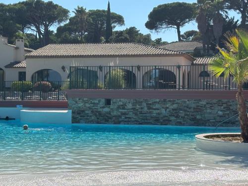 Saint tropez -parc oasis in Les Paris
