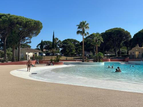 Saint tropez -parc oasis in Les Paris