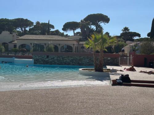 Saint tropez -parc oasis in Les Paris