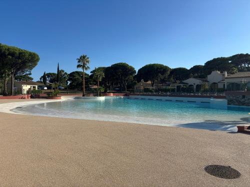 Saint tropez -parc oasis in Les Paris