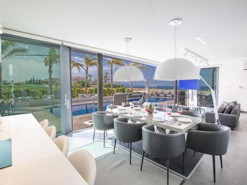 Iekārtas, Villa Papadopo - Luxury 3 Bedroom Villa With Private Pool, Hot Tub And Sea Views in Paralimni