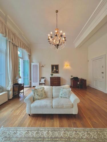 Bright Flat in South Kensington