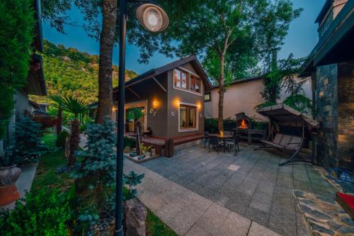 2 bedrooms, 3 beds