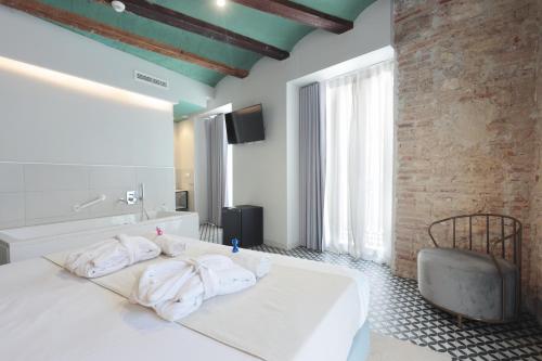 YOU & CO. Quart Boutique - image 5