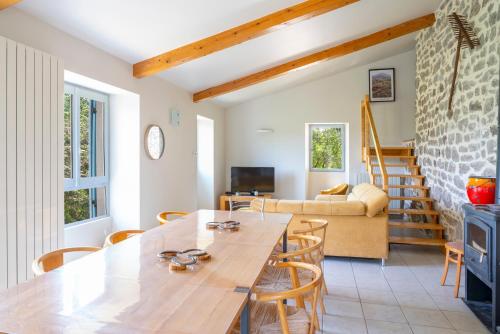 Grand gite idéal pour famille et groupe, piscine et plages privées (Grand gite ideal pour famille et groupe, piscine et plages privees) in Ganges