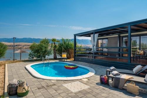 2 bedrooms, 4 beds