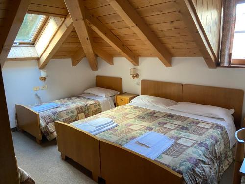 1 queen bed, 1 twin bed