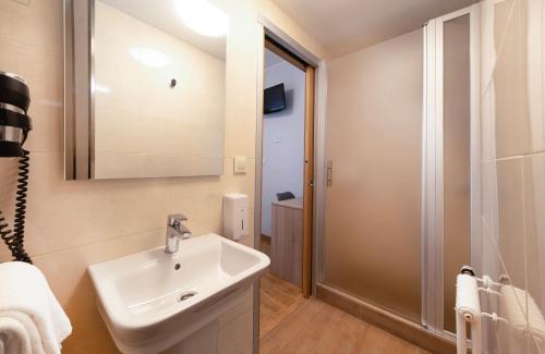 Single Room image 4