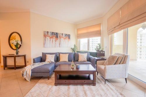 Premium 4BR Apt Pool Palm Beach Club Dubai, Дубай