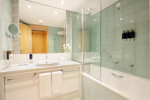 Double or Twin Room image 4