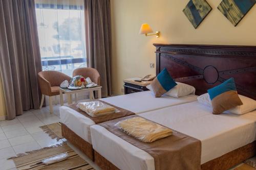 Standard Twin Room with Pool View image 5