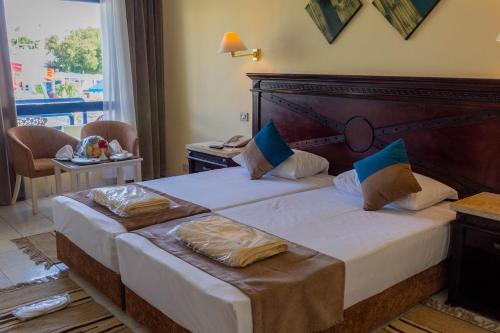 Standard Twin Room with Pool View image 2