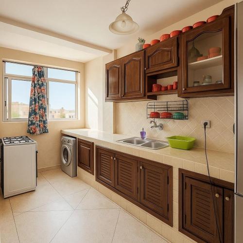 Kitchen, Central & Calm, 10 Min to Beach, Free Parking in El Massira