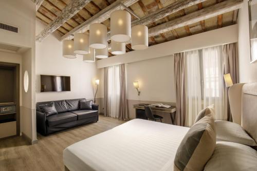 Condotti Palace - image 12