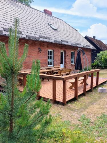 Dom przy lesie i jeziorze
