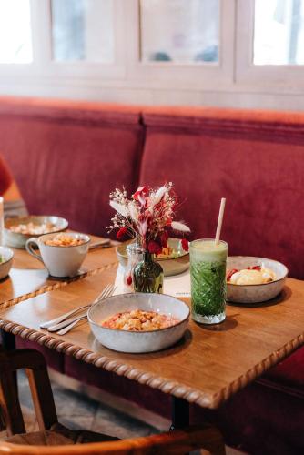 Toit ja joogid, Hotel Suzie Blue  near Musee Picasso-Paris