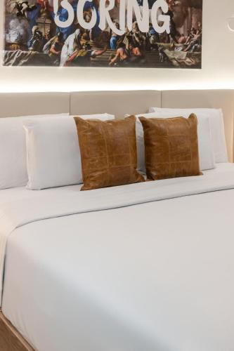King Room image 6
