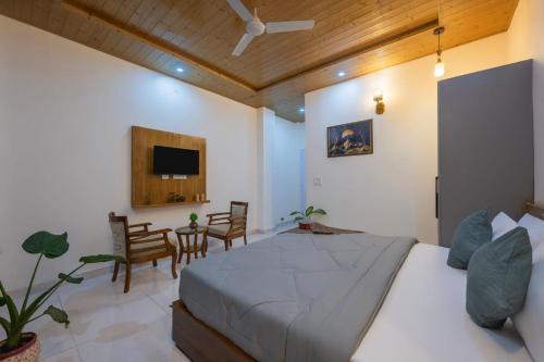 DUSK VIBES near mall roade kasauli Entire 1-bedroom with private balcony with delicious food - image 3