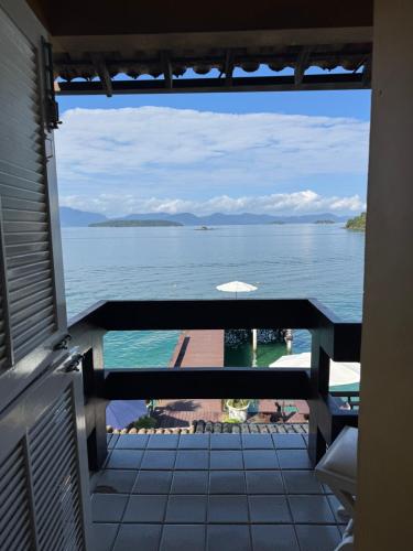 Standard Triple Room with Sea View image 2